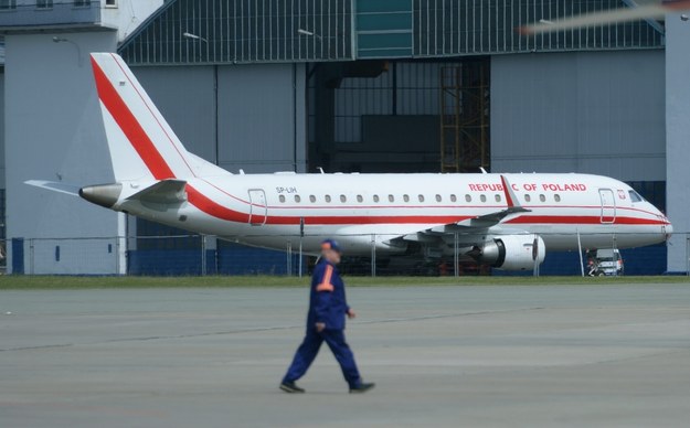 Rządowy Embraer 175 po awarii na Okęciu /Jacek Turczyk /PAP