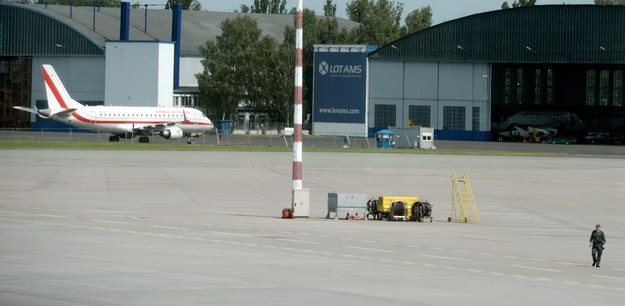 Rządowy samolot Embraer 175, który uległ awarii podczas startu /Jacek Turczyk /PAP