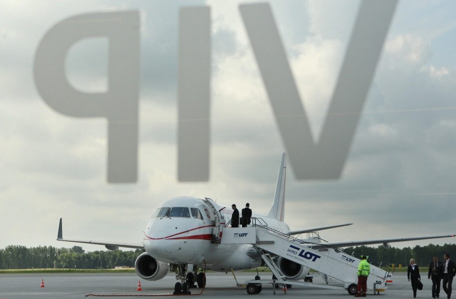Rządowy samolot Embraer 175 przy saloniku VIP przed wylotem do Brukseli /Radek Pietruszka /PAP
