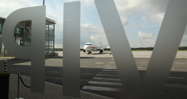 Rządowy samolot Embraer 175 przy saloniku VIP przed wylotem do Brukseli /PAP/Radek Pietruszka    /PAP