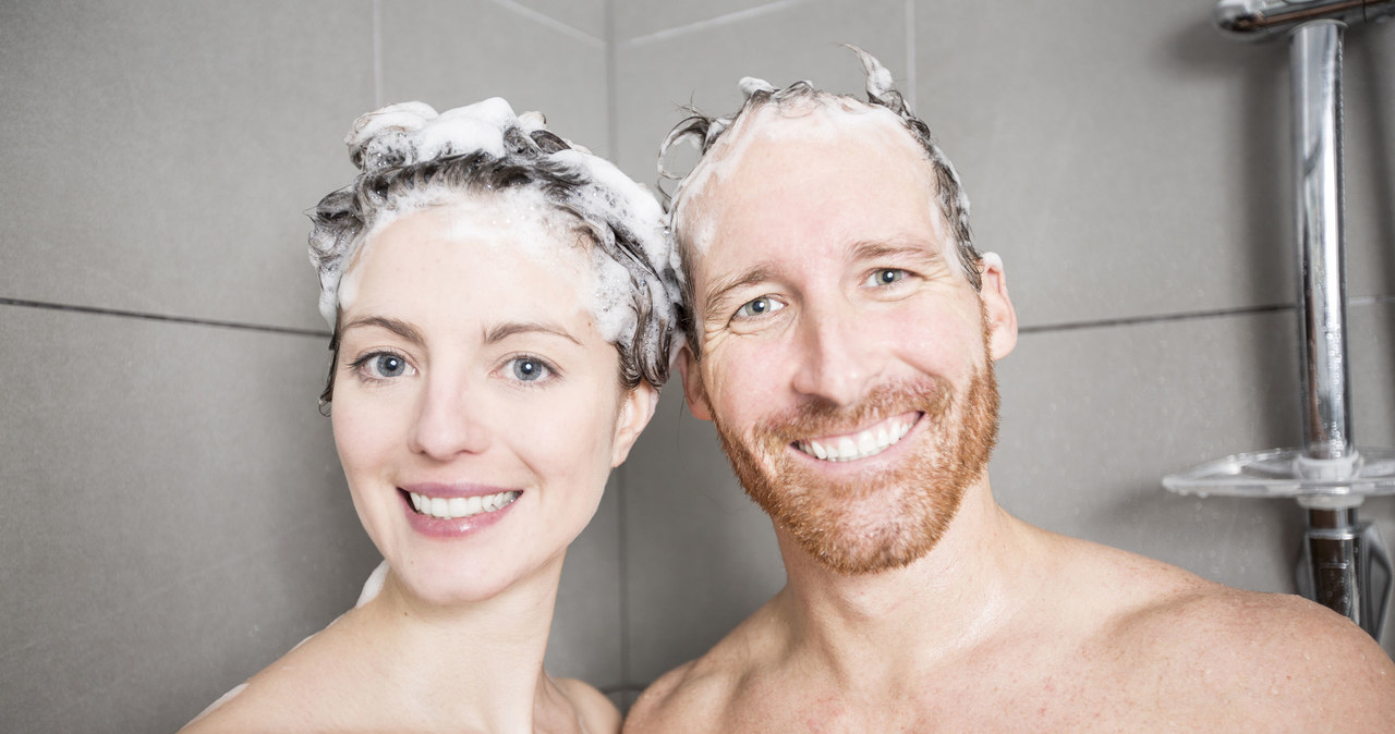 Rzadsze mycie głowy spowoduje poprawę kondycji włosów? To mit! /123RF/PICSEL