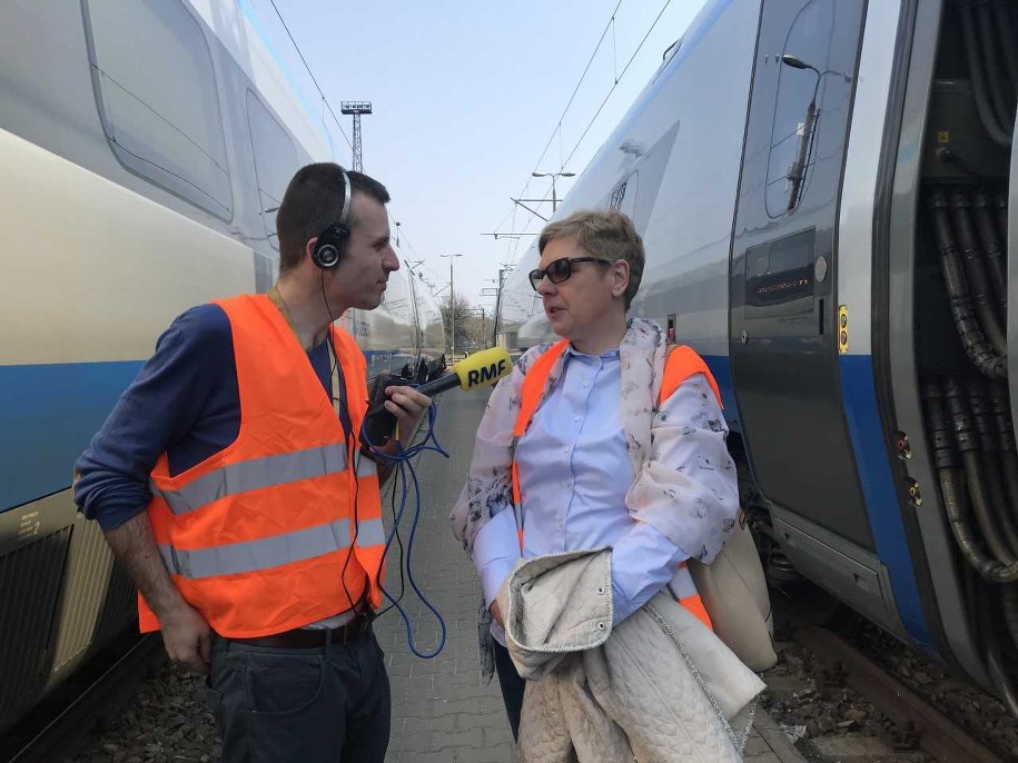 Rzeczniczka PKP Intercity Agnieszka Serbeńska w rozmowie z reporterem RMF FM Michałem Dobrołowiczem w największej bazie pociągów w Polsce, na warszawskiej Olszynce Grochowskiej /Fot. Michał Dobrołowicz /RMF FM