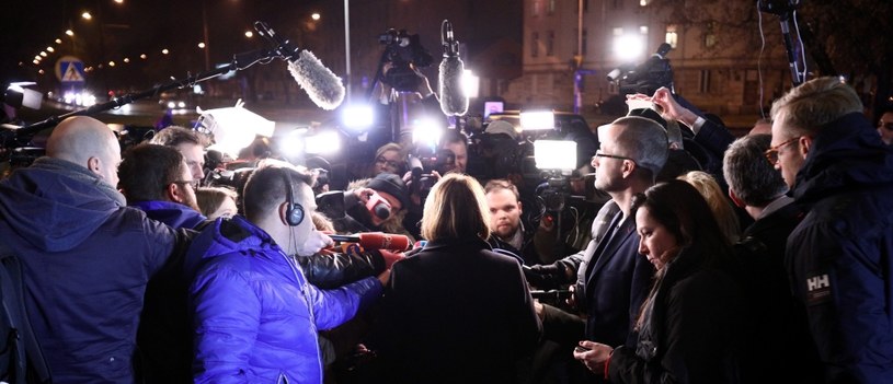 Rzeczniczka Prawa i Sprawiedliwości Beata Mazurek (tyłem) poinformowała dziennikarzy, 7 bm. że premier Beata Szydło złożyła rezygnację z pełnionej funkcji na ręce komitetu politycznego PiS /Leszek Szymański /PAP
