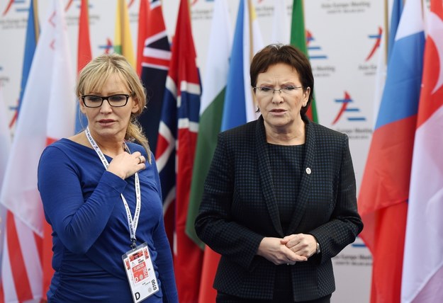 Rzeczniczka rządu Iwona Sulik i premier Ewa Kopacz na zdjęciu z 17 października 2014 /Radek Pietruszka /PAP