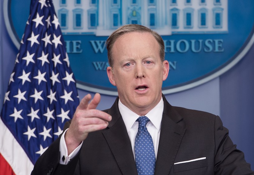 Rzecznik Białego Domu Sean Spicer zarzucił administracji Baracka Obamy "słabość i niezdecydowanie" /NICHOLAS KAMM /AFP