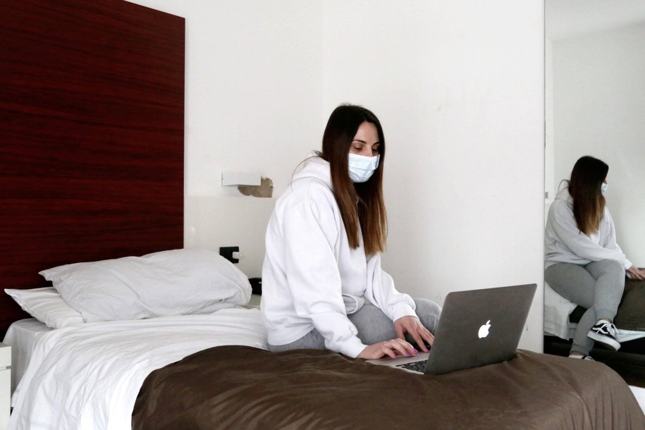 Rzecznik GIS: kwarantanna po kontakcie z osobą chorą trwa 10 dni /ROBERTO BRANCOLINI / IPA /PAP/PA