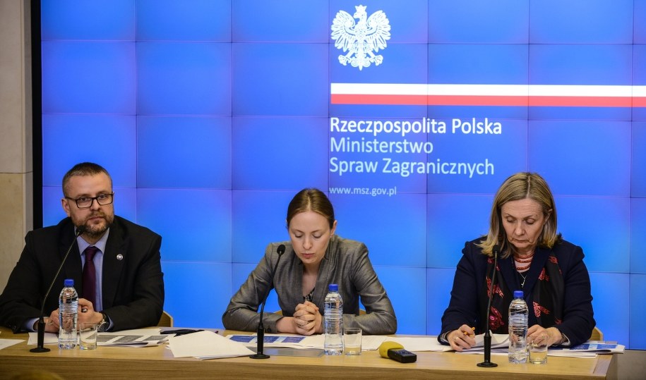 Rzecznik MSZ Marcin Wojciechowski, wiceminister spraw zagranicznych Katarzyna Pełczyńska-Nałęcz  i dyrektor Departamentu Współpracy z Polonią i Polakami za Granicą MSZ Joanna Kozińska-Frybes / 	Jakub Kamiński   (PAP) /PAP