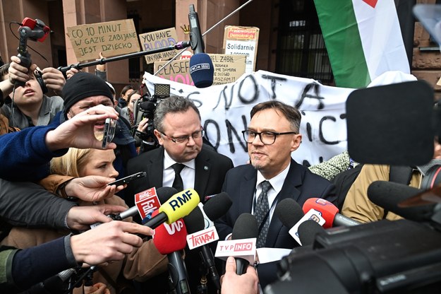 Rzecznik MSZ Paweł Wroński (P) i wiceminister spraw zagranicznych Andrzej Szejna (L) podczas wypowiedzi dla mediów przed siedzibą MSZ /Radek Pietruszka /PAP