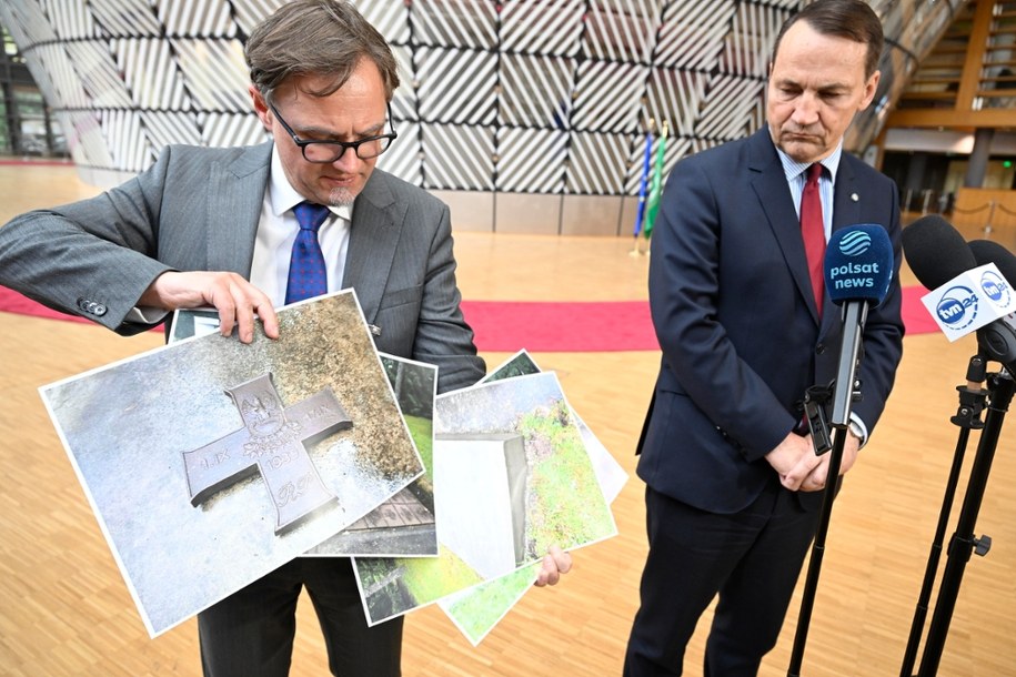 Rzecznik MSZ Paweł Wroński (z lewej) prezentuje fotografie usuniętych elementów z nagrobka w Miednoje; z prawej Radosław Sikorski /Wiktor Dabkowski    /PAP