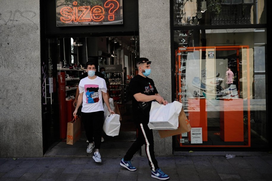 Rzecznik MZ: Apeluję do właścicieli sklepów, by nie wpuszczać ludzi bez maseczek /	AA/ABACA /PAP