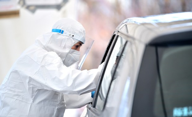 Rzecznik MZ: Uruchomienie ponad 60 tys. łóżek dla pacjentów z Covid-19 będzie sytuacją dramatyczną 