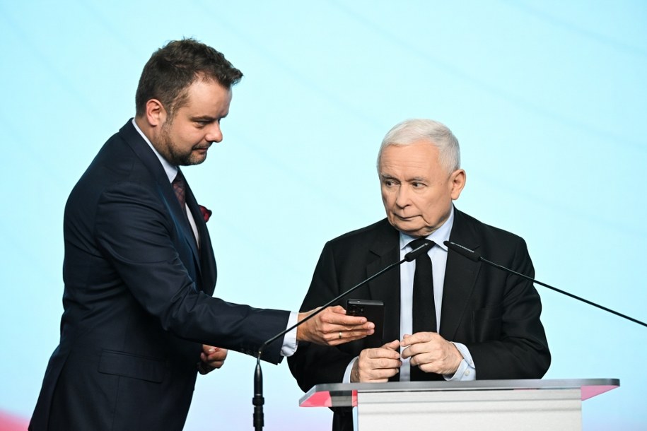Rzecznik PiS Rafał Bochenek i prezes Jarosław Kaczyński /Radek Pietruszka /PAP