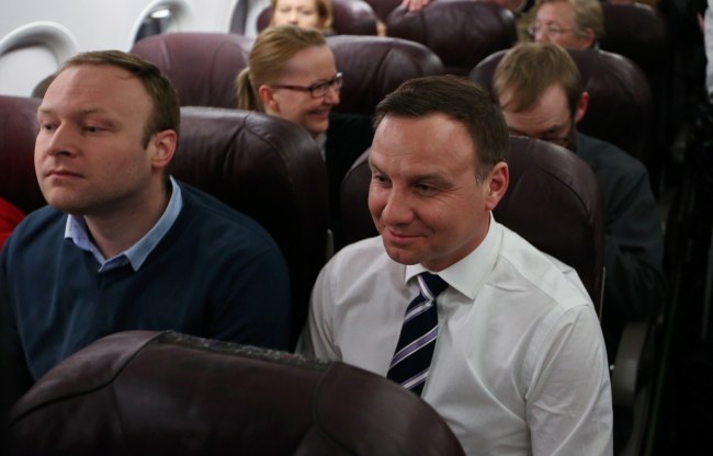 Rzecznik prasowy PiS Marcin Mastalerek i Andrzej Duda na pokładzie samolotu do Londynu /Rafał Guz /PAP