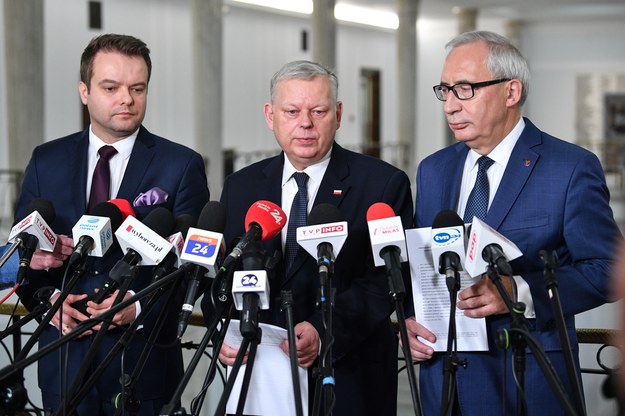 Rzecznik prasowy PiS Rafał Bochenek oraz posłowie PiS Marek Suski i Kazimierz Smoliński podczas wczorajszej konferencji nt. komisji /Radek Pietruszka /PAP