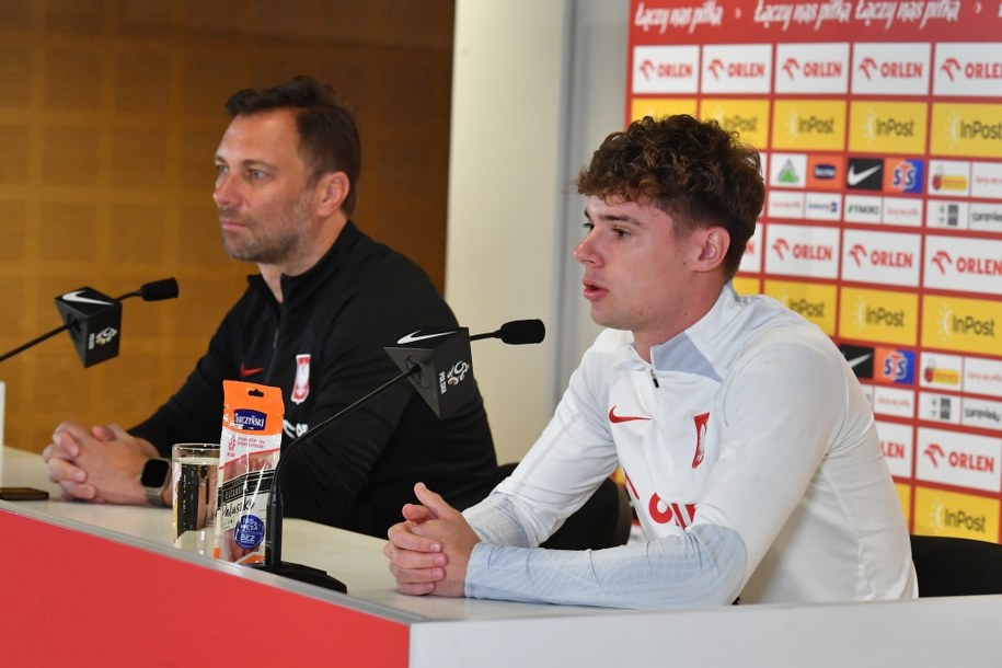 Rzecznik prasowy PZPN Jakub Kwiatkowski oraz piłkarz reprezentacji Polski Nicola Zalewski /Andrzej Lange /PAP