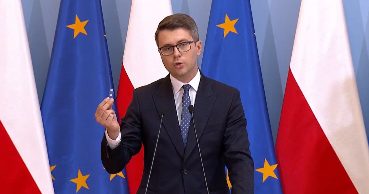 Rzecznik prasowy rządu Piotr Müller prezentuje klucz U2F, ma on być używany przez polityków. Zrzut ekranu z konferencji prasowej KPRM /INTERIA.PL