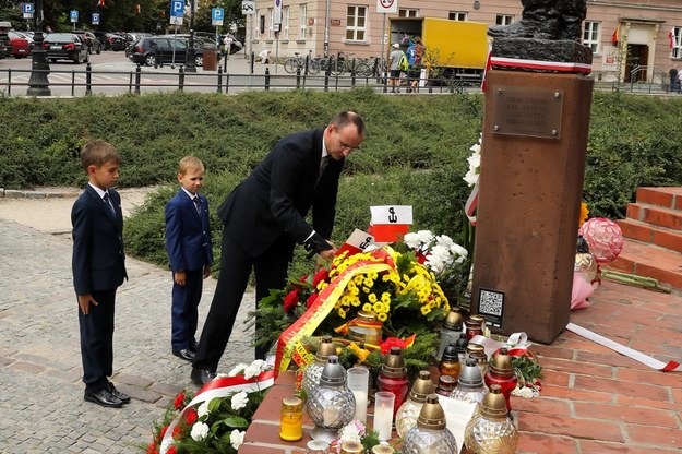 Rzecznik Praw Dziecka Mikołaj Pawlak złożył wieniec pod pomnikiem Małego Powstańca na warszawskiej Starówce. /BIURO RPD /