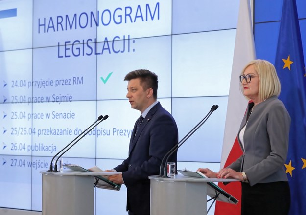 Rzecznik rządu Joanna Kopcińska i szef Kancelarii Prezesa Rady Ministrów Michał Dworczyk podczas konferencji prasowej po posiedzeniu rządu / 	Tomasz Gzell    /PAP