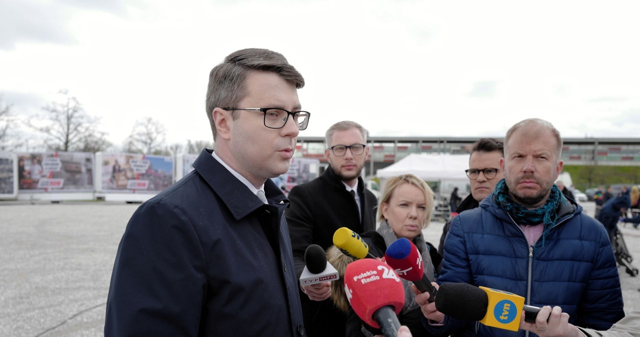 Rzecznik rządu Piotr Mueller (L) /PAP