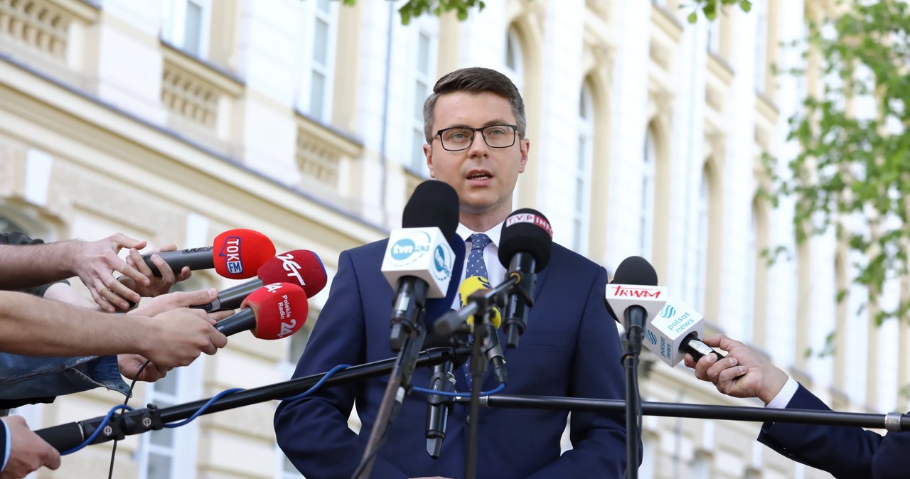 Rzecznik rządu Piotr Mueller podczas briefingu prasowego przed siedzibą Kancelarii Prezesa Rady Ministrów w Warszawie /Tomasz Gzell /PAP