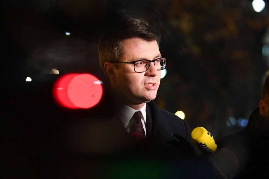 Rzecznik rządu Piotr Muller podczas briefingu prasowego po spotkaniu premiera Mateusza Morawieckiego z przedstawicielami klubów i kół parlamentarnych /Radek Pietruszka /PAP