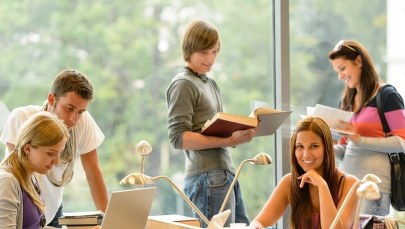 "Rzeczpospolita": Coraz więcej uczelni kształci prawników