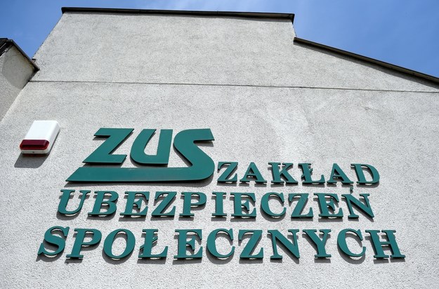 "Rzeczpospolita": Największe firmy przestaną liczyć zasiłki dla pracowników /Darek Delmanowicz /PAP
