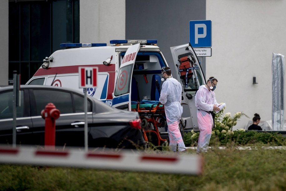 "Rzeczpospolita" o koronawirusie: Teleporada lekarska, a nie test, zakończy kwarantannę //Łukasz Gągulski /PAP