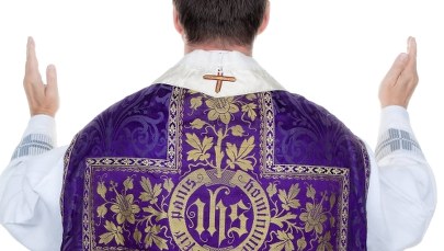 "Rzeczpospolita": Więcej wydajemy na księży