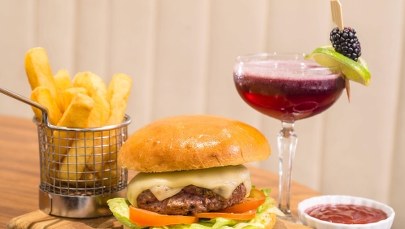 „Rzeczpospolita”: Zostawiamy miliardy złotych w barach i fast foodach