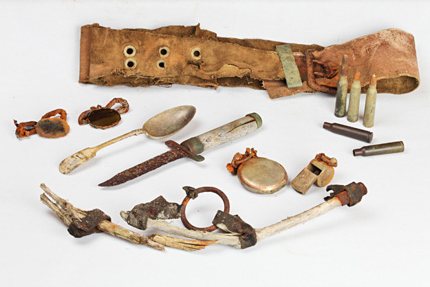 Rzeczy należące do marynarzy "Świętej Anny", które znaleziono na brzegu Ziemi Franciszka Józefa /AFP