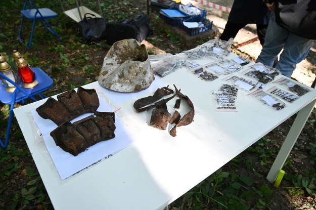 Rzeczy polskich żołnierzy, znalezione przez zespół archeologów w miejscu gdzie była wartownia nr 5 /Marcin Gadomski /PAP