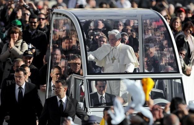 Rzeczywiście papież w papamobile nie używa pasów... /AFP