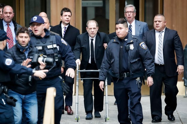 rzed Sądem Najwyższym stanu Nowy Jork stanął w poniedziałek hollywoodzki producent Harvey Weinstein /JASON SZENES    /PAP/EPA