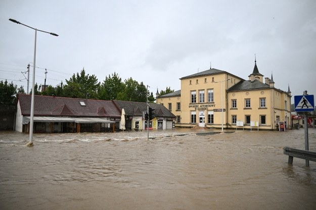 Rzeka Nysa Kłodzka zalała centrum Kłodzka /Maciej Kulczyński /PAP