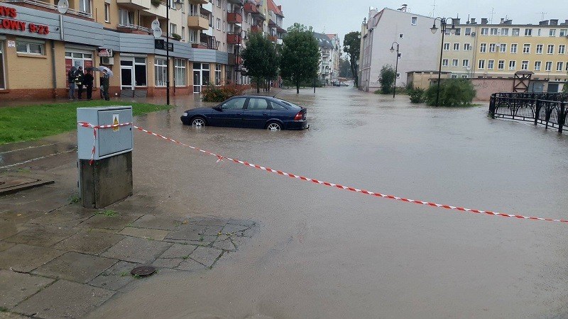 Rzeka po intensywnych opadach podtopiła w Elblągu dwie ulice /foto. Gorąca Lina RMF FM /