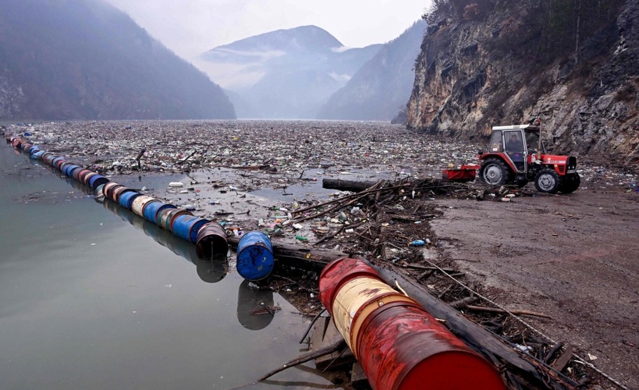 Rzeka śmieci na Bałkanach – Drina tonie w odpadach z trzech krajów /ELVIS BARUKCIC /AFP/EAST NEWS