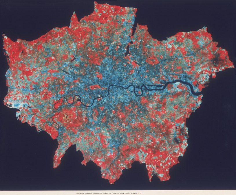 Rzeka to centralna oś Londynu. Jest widoczna wyraźnie nawet na zdjęciach satelitarnych wykonanych z dużej odległości /East News
