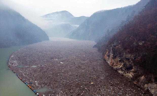 Rzeka zmieniła się w jedno wielkie wysypisko. Czegoś takiego jeszcze nie widziałeś!