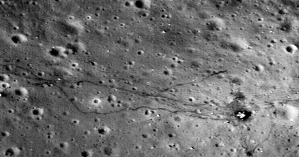 Rzekome "Ślady stóp" odkryte na Księżycu /materiały prasowe
