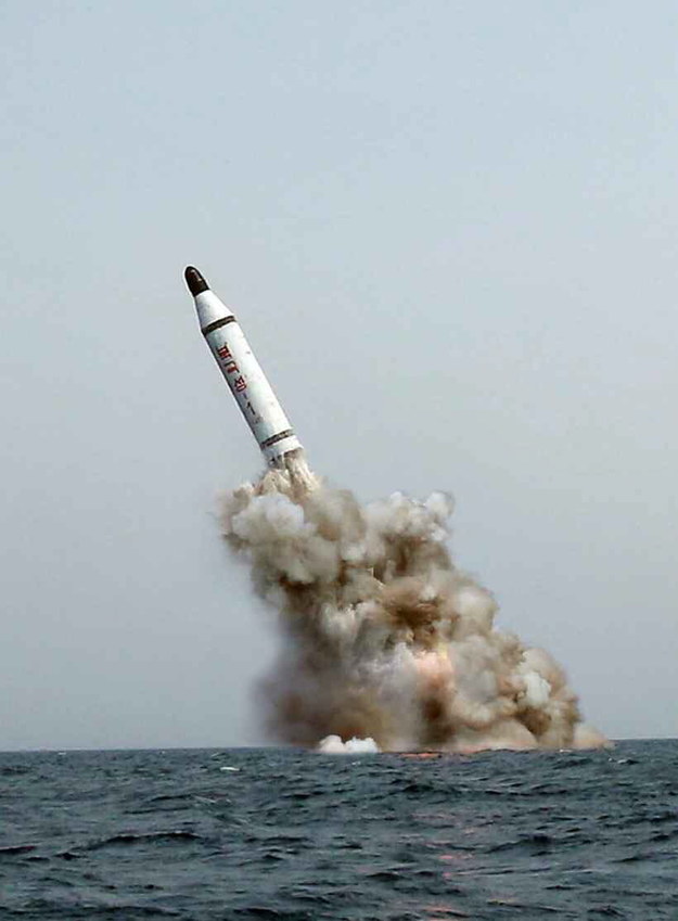 Rzekome wystrzelenie z okrętu podwodnego nowej północnokoreańskiej rakiety balistycznej /RODONG SINMUN  /PAP/EPA