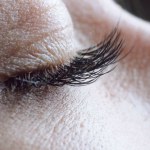 Rzęsy będą długie jak firanki. Wcieraj w nie tanią domową odżywkę