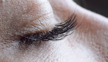 Rzęsy będą długie jak firanki. Wcieraj w nie tanią domową odżywkę