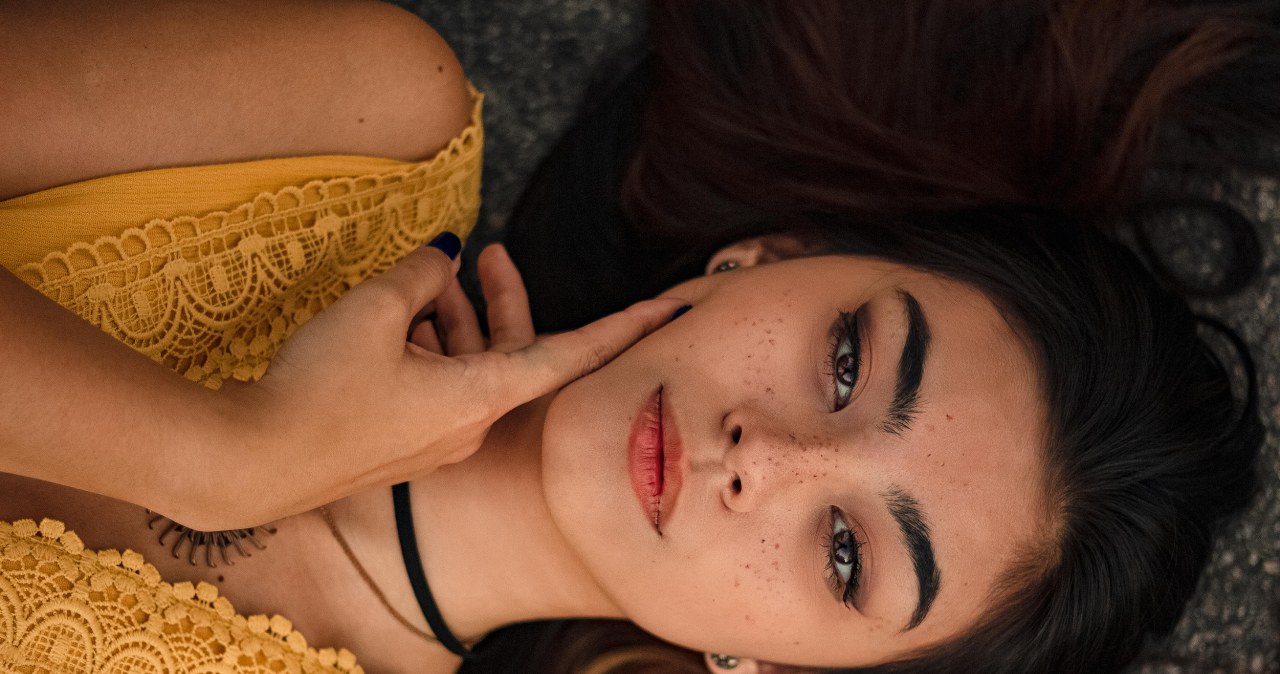 Rzęsy w stylu kociego oka pięknie podkreślają spojrzenie /Marcelo Chagas /pexels.com