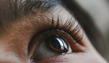 Rzęsy wypadają? Ten prosty tonik z zielonej herbaty może je uratować