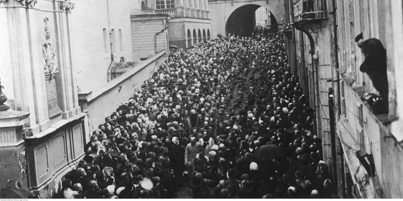 Rzesze wiernych pod Ostrą Bramą po wyzwoleniu Wilna w 1919 r. Na pierwszym planie w środku Józef Piłsudski /Z archiwum Narodowego Archiwum Cyfrowego