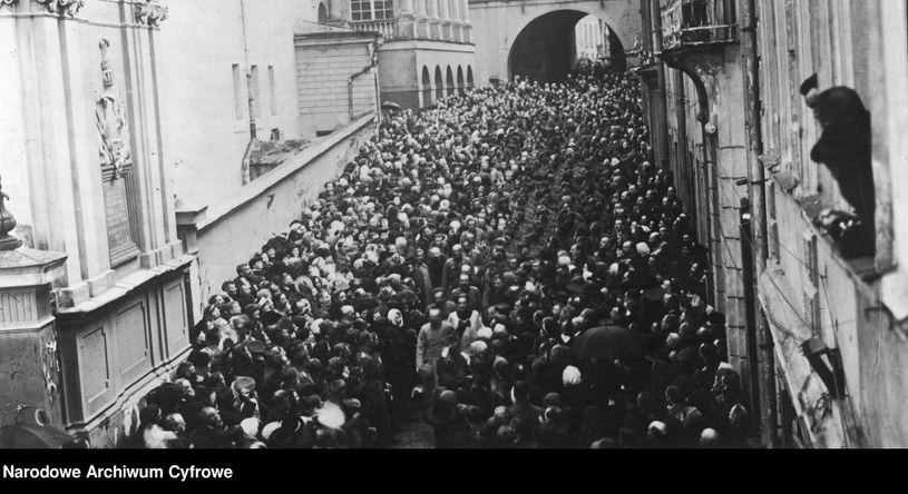 Rzesze wiernych pod Ostrą Bramą po wyzwoleniu Wilna w 1919 r. Na pierwszym planie w środku Józef Piłsudski /Z archiwum Narodowego Archiwum Cyfrowego