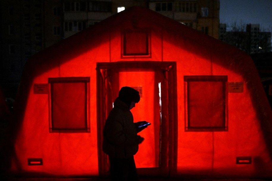 Rzeszów solidarny z Kijowem – akcja pomocy i zbiórka na sprzęt energetyczny. Na zdjęciu jeden z namiotów, w którym mogą ogrzać się Kijowianie /SERGEI GAPON/AFP /East News