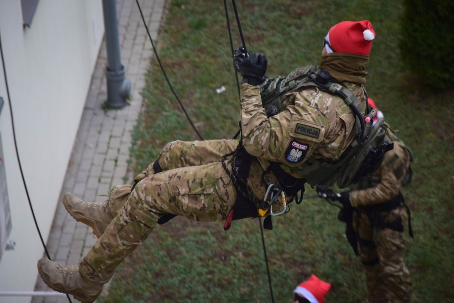 Rzeszowscy komandosi, jako pomocnicy Mikołaja /Policja Podkarpacka /Policja