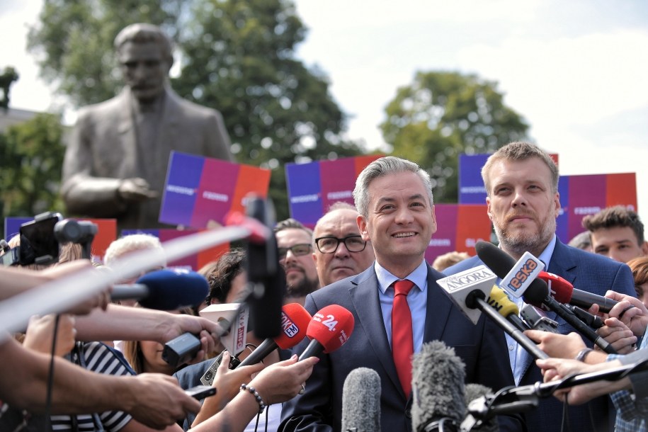 rzewodniczący Wiosny Robert Biedroń (L) oraz współzałożyciel i członek Zarządu Krajowego partii Razem Adrian Zandberg (P), w Warszawie podczas konferencji prasowej nt. startu w wyborach parlamentalnych. /Marcin Obara /PAP